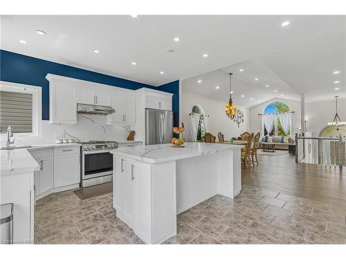 7020 St Michael Avenue, Niagara Falls, ON - Indoor Photo Showing Kitchen With Upgraded Kitchen