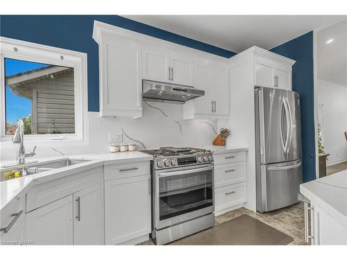 7020 St Michael Avenue, Niagara Falls, ON - Indoor Photo Showing Kitchen With Upgraded Kitchen