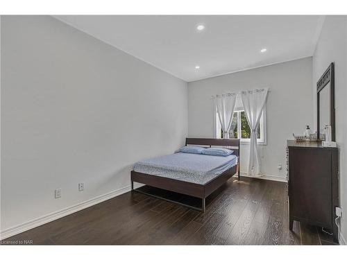 7020 St Michael Avenue, Niagara Falls, ON - Indoor Photo Showing Bedroom