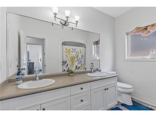 7020 St Michael Avenue, Niagara Falls, ON - Indoor Photo Showing Bathroom