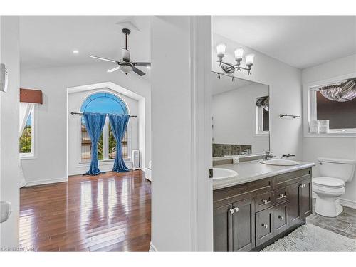 7020 St Michael Avenue, Niagara Falls, ON - Indoor Photo Showing Bathroom