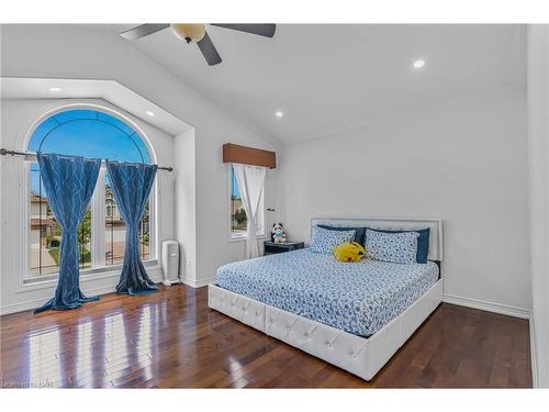 7020 St Michael Avenue, Niagara Falls, ON - Indoor Photo Showing Bedroom