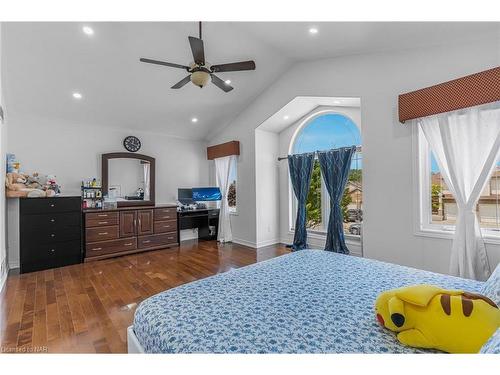 7020 St Michael Avenue, Niagara Falls, ON - Indoor Photo Showing Bedroom