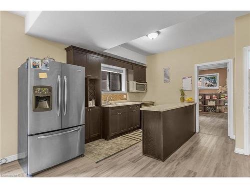 7020 St Michael Avenue, Niagara Falls, ON - Indoor Photo Showing Kitchen