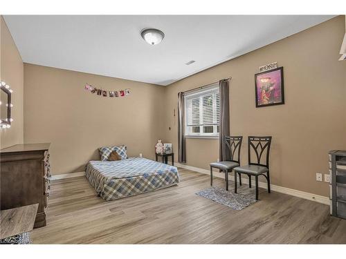 7020 St Michael Avenue, Niagara Falls, ON - Indoor Photo Showing Bedroom