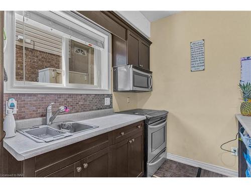 7020 St Michael Avenue, Niagara Falls, ON - Indoor Photo Showing Kitchen With Double Sink