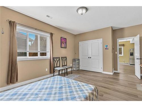 7020 St Michael Avenue, Niagara Falls, ON - Indoor Photo Showing Bedroom