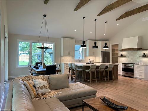 27 Maple Leaf Avenue S, Ridgeway, ON - Indoor Photo Showing Living Room