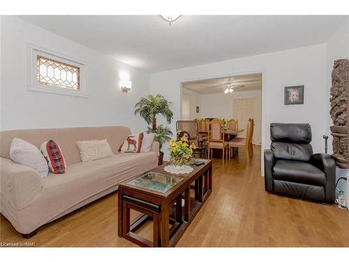 5292 Bridge Street, Niagara Falls, ON - Indoor Photo Showing Living Room