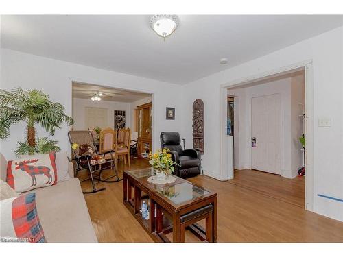 5292 Bridge Street, Niagara Falls, ON - Indoor Photo Showing Living Room