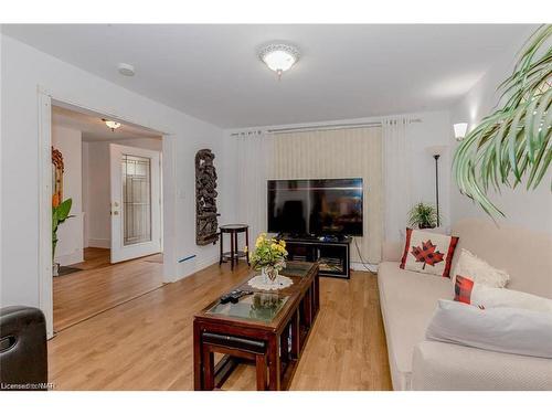 5292 Bridge Street, Niagara Falls, ON - Indoor Photo Showing Living Room