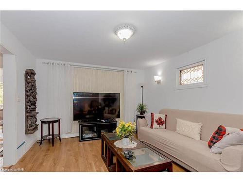 5292 Bridge Street, Niagara Falls, ON - Indoor Photo Showing Living Room