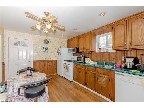 5292 Bridge Street, Niagara Falls, ON - Indoor Photo Showing Kitchen