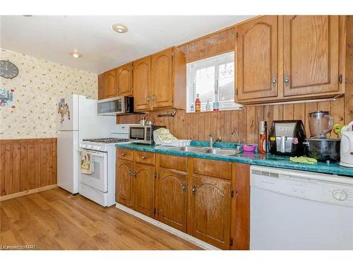 5292 Bridge Street, Niagara Falls, ON - Indoor Photo Showing Kitchen