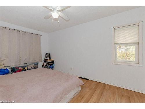 5292 Bridge Street, Niagara Falls, ON - Indoor Photo Showing Bedroom