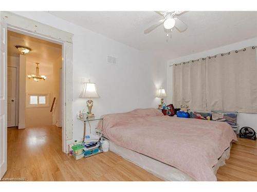 5292 Bridge Street, Niagara Falls, ON - Indoor Photo Showing Bedroom