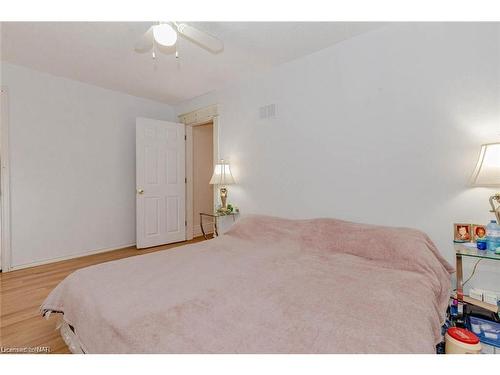 5292 Bridge Street, Niagara Falls, ON - Indoor Photo Showing Bedroom