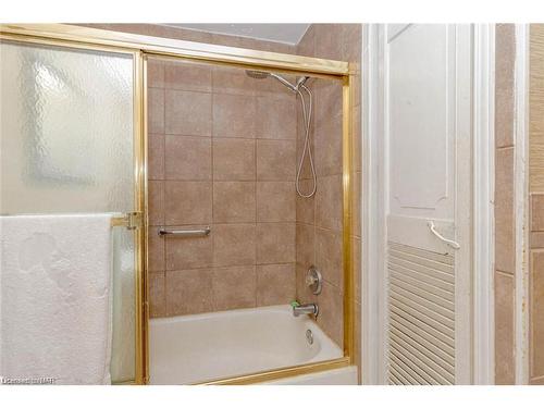 5292 Bridge Street, Niagara Falls, ON - Indoor Photo Showing Bathroom