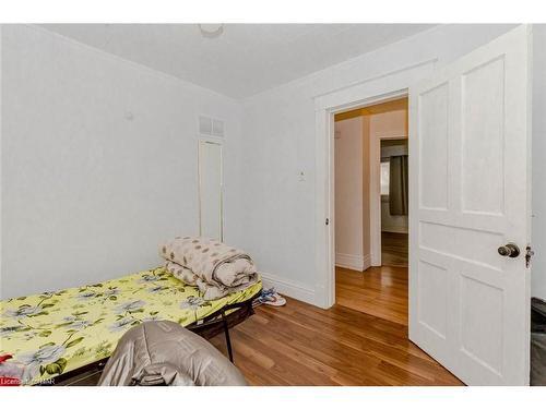 5292 Bridge Street, Niagara Falls, ON - Indoor Photo Showing Bedroom