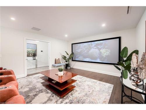 102-10 Dalhousie Avenue, St. Catharines, ON - Indoor Photo Showing Living Room