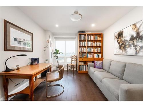 102-10 Dalhousie Avenue, St. Catharines, ON - Indoor Photo Showing Living Room