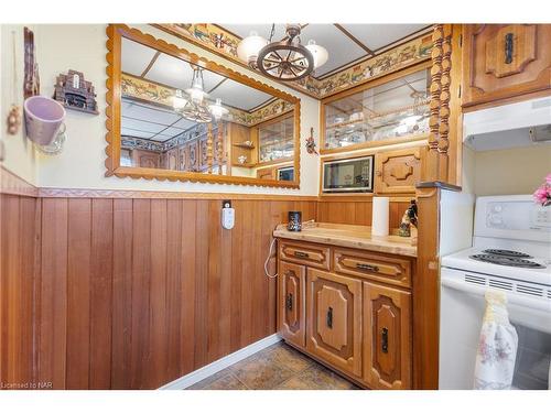 4298 Sixth Avenue, Niagara Falls, ON - Indoor Photo Showing Kitchen