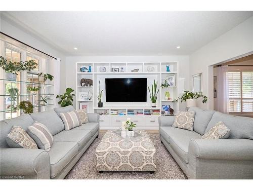 13 Timber Lane, St. Catharines, ON - Indoor Photo Showing Living Room