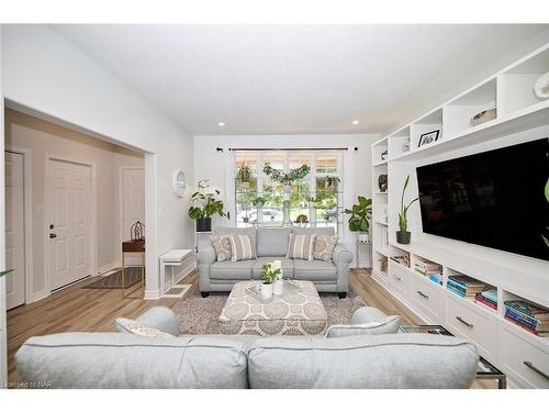 13 Timber Lane, St. Catharines, ON - Indoor Photo Showing Living Room