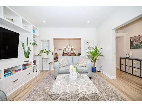 13 Timber Lane, St. Catharines, ON - Indoor Photo Showing Living Room