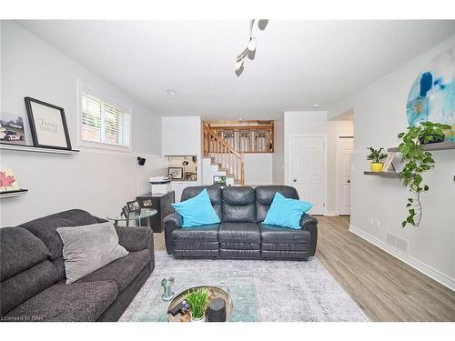 13 Timber Lane, St. Catharines, ON - Indoor Photo Showing Living Room