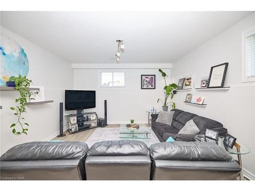 13 Timber Lane, St. Catharines, ON - Indoor Photo Showing Living Room