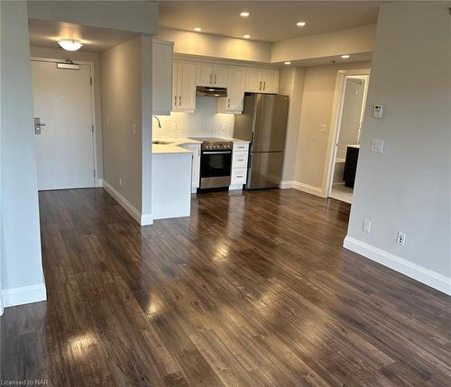 710-5698 Main Street, Niagara Falls, ON - Indoor Photo Showing Kitchen