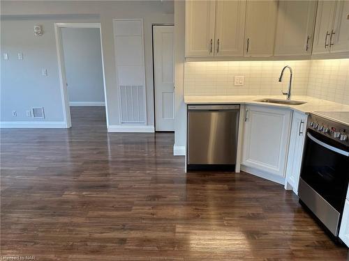 710-5698 Main Street, Niagara Falls, ON - Indoor Photo Showing Kitchen