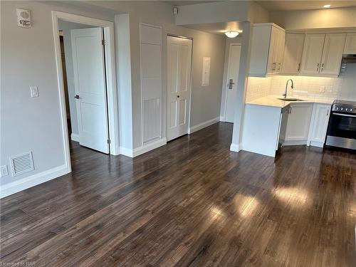 710-5698 Main Street, Niagara Falls, ON - Indoor Photo Showing Kitchen