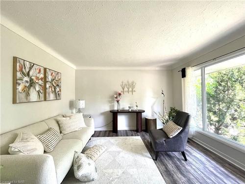 92 Jacobson Avenue, St. Catharines, ON - Indoor Photo Showing Living Room