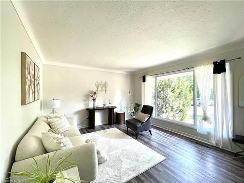 92 Jacobson Avenue, St. Catharines, ON - Indoor Photo Showing Living Room