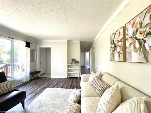 92 Jacobson Avenue, St. Catharines, ON - Indoor Photo Showing Living Room