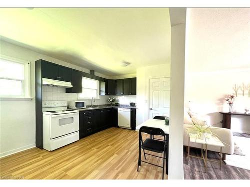 92 Jacobson Avenue, St. Catharines, ON - Indoor Photo Showing Kitchen