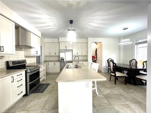 7729 Hackberry Trail, Niagara Falls, ON - Indoor Photo Showing Kitchen With Double Sink