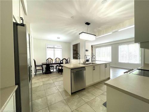 7729 Hackberry Trail, Niagara Falls, ON - Indoor Photo Showing Kitchen With Double Sink