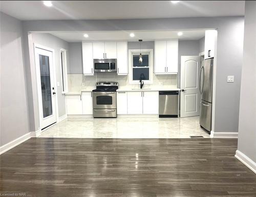 15 Philpark Road, St. Catharines, ON - Indoor Photo Showing Kitchen