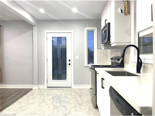 15 Philpark Road, St. Catharines, ON - Indoor Photo Showing Kitchen