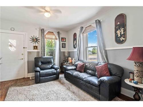 4670 Huron Street, Niagara Falls, ON - Indoor Photo Showing Living Room