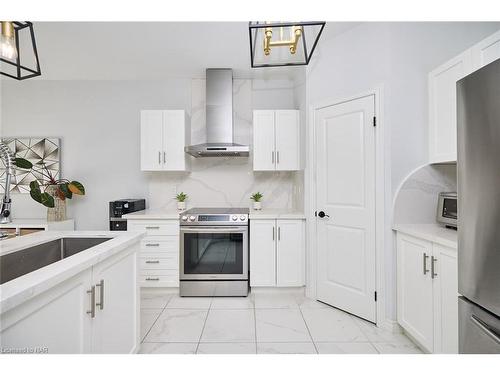 127 Dennis Drive, West Lincoln, ON - Indoor Photo Showing Kitchen With Upgraded Kitchen