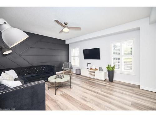 127 Dennis Drive, West Lincoln, ON - Indoor Photo Showing Living Room