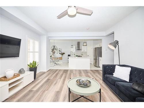 127 Dennis Drive, West Lincoln, ON - Indoor Photo Showing Living Room