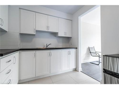 112-286 Cushman Road Road, St. Catharines, ON - Indoor Photo Showing Kitchen