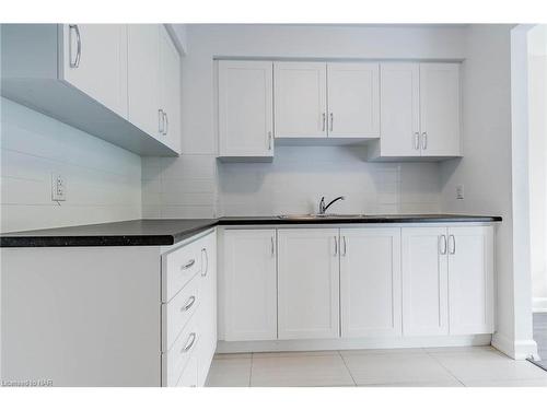 112-286 Cushman Road Road, St. Catharines, ON - Indoor Photo Showing Kitchen