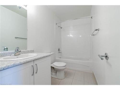 112-286 Cushman Road Road, St. Catharines, ON - Indoor Photo Showing Bathroom