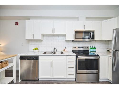 109-212 Lakeport Road Road, St. Catharines, ON - Indoor Photo Showing Kitchen With Double Sink With Upgraded Kitchen